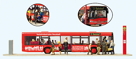 Bus stop with a bus and 29 figures<br /><a href='images/pictures/Preiser/13009.jpg' target='_blank'>Full size image</a>